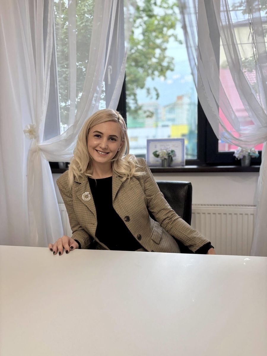 Dana Buhuțan în cabinetul din Bistrița